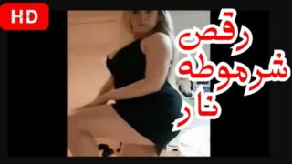 رقص منزلي شرموطه مصريه بقميص نوم اسود جسمها ملبن